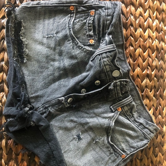 Levi’s cut off raw hem in trashed black - Picture 2 of 2